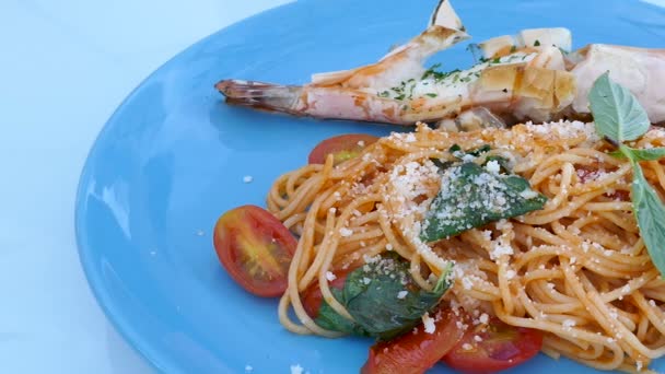 Heerlijke Spaghetti Met Pikante Garnalen Blauw Bord — Stockvideo