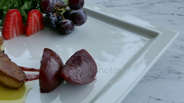 Délicieux Steak Foie Gras Avec Sauce Dans Une Assiette Blanche — Video