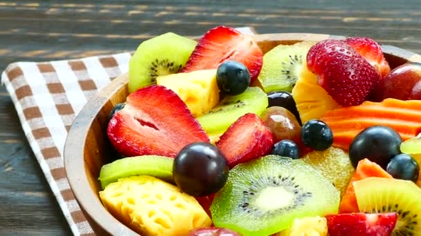 Çeşitli Olgunlaşmış Meyve Çilek Rustik Masada Ahşap Kase — Stok video