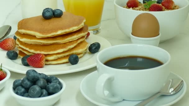 Pyszne Śniadanie Obejmujące Naleśniki Świeże Owoce Kawa Owsianka — Wideo stockowe