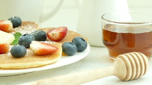 Läckra Pannkakor Med Smör Och Färska Bär Vit Platta — Stockvideo