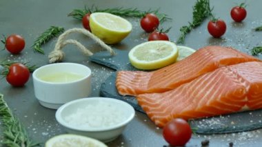 yemek pişirmek için malzemelerle taze Çiğ somon fileto
