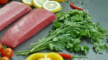 yemek pişirmek için malzemelerle çiğ ton balığı filetosu 
