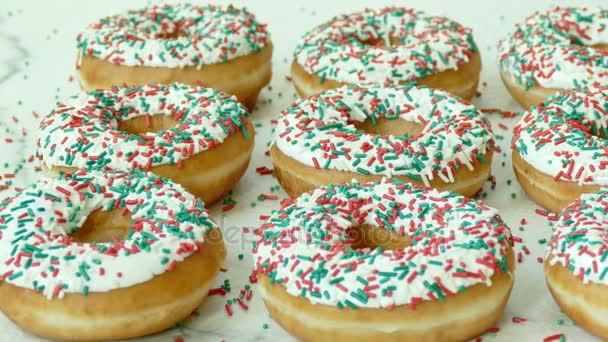 Süße Hausgemachte Donuts Mit Zuckerstreusel Obendrauf — Stockvideo