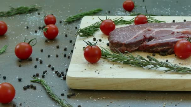 Frisches Rohes Rindersteak Mit Gewürzen Zum Kochen — Stockvideo