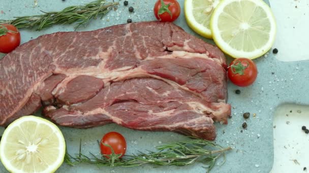 Filete Fresco Carne Cruda Con Especias Para Cocinar — Vídeos de Stock