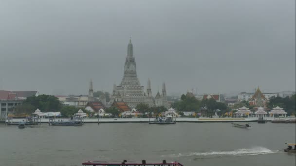 Ratchawararam Ratchawaramahawihan 佛教寺庙在泰国曼谷 吞西岸的湄南河 — 图库视频影像