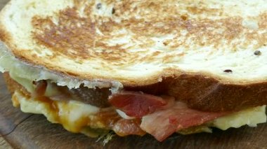 jambon ve peynir, video ile lezzetli sandviçler 