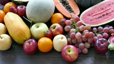 çeşitli tropikal meyveler 