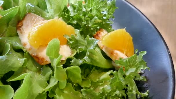 美味熏鸭沙拉配新鲜蔬菜 — 图库视频影像