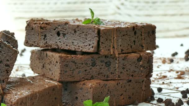 Läckra Choklad Brownie Tårtor Med Myntablad — Stockvideo