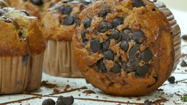 Läckra Hembakade Muffins Med Choklad Droppar — Stockvideo