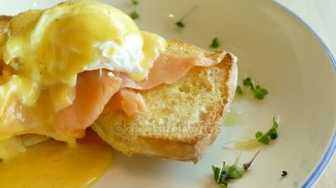 lezzetli Yumurta Benedict ile beyaz tabak içinde somon füme 