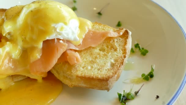 Deliziose Uova Benedict Con Salmone Affumicato Piatto Bianco — Video Stock