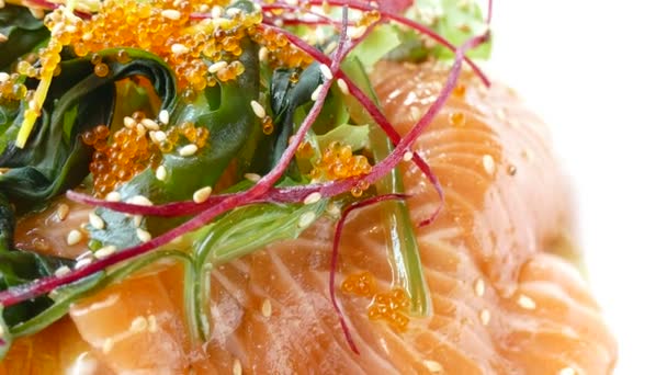 Deliziosa Insalata Salmone Affumicato Con Verdure Fresche — Video Stock