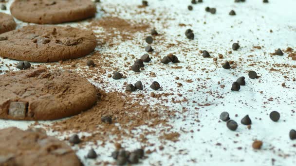 Deliciosas Galletas Caseras Con Gotas Chocolate Sobre Fondo Blanco — Vídeo de stock