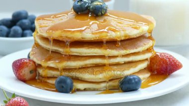 Beyaz tabak içinde taze çilek ile lezzetli gözleme 