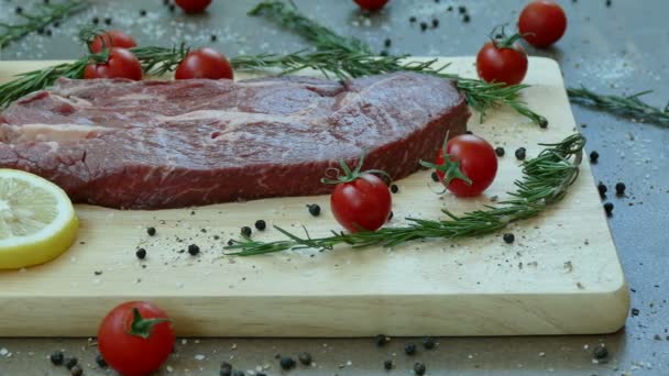 Bife Cru Fresco Com Especiarias Para Cozinhar Tábua Madeira — Vídeo de Stock