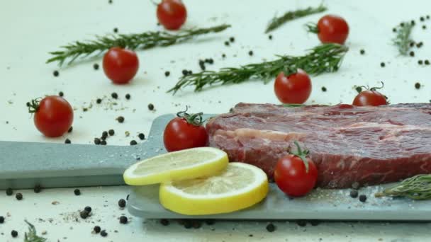 Verse Rauwe Biefstuk Met Kruiden Voor Het Koken — Stockvideo