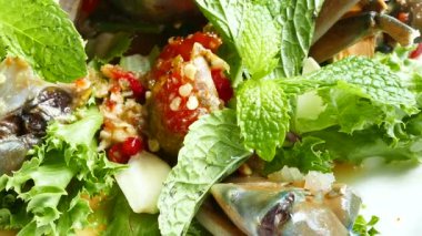 lezzetli taze yeşil salata sebze beyaz plaka ile 