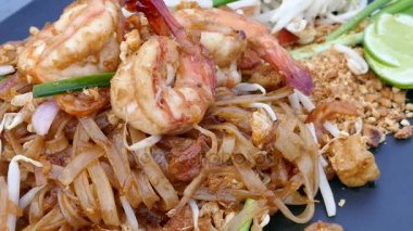 lezzetli Pad thai karides ile geleneksel Asya gıda 