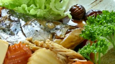soya sosu ve sebze, video ile lezzetli haşlanmış somon  