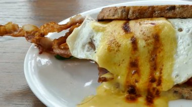 taze avokado ve pastırma ile lezzetli sandviç