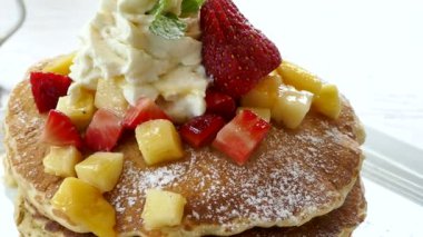 krema, taze çilek ve muz beyaz plaka ile lezzetli gözleme 