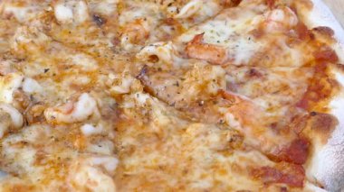 ahşap masa, sağlıksız veya abur cubur kavramı lezzetli pizza