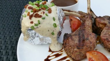 sebze ve sos beyaz tabak içinde lezzetli kuzu pirzolası biftek 