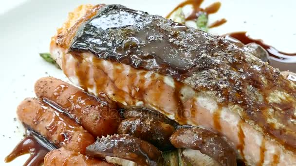 Deliziosa Bistecca Salmone Alla Griglia Con Verdure Salsa Soia Piatto — Video Stock