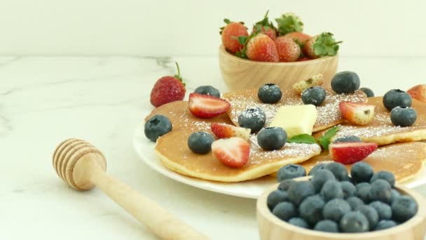 Delicioso Desayuno Con Panqueques Bayas Frescas — Vídeos de Stock