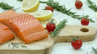 yemek pişirmek için malzemelerle taze Çiğ somon fileto