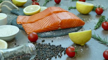 yemek pişirmek için malzemelerle taze Çiğ somon fileto