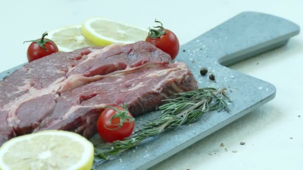 Verse Rauwe Biefstuk Met Kruiden Voor Het Koken — Stockvideo