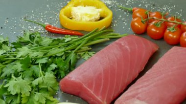 yemek pişirmek için malzemelerle çiğ ton balığı filetosu 