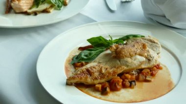 lezzetli tavuk biftek soslu beyaz tabakta, video 