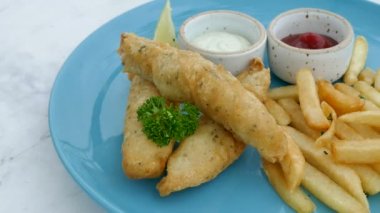 Balık ve cips sosu mavi plaka üzerinde