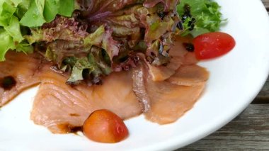 taze sebze ile lezzetli füme somon salata