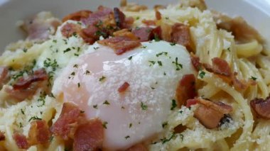 leziz spagetti carbonara beyaz tabak içinde gevrek domuz pastırması ile 