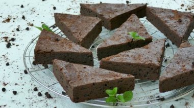 lezzetli çikolatalı browni kek metal ızgara üzerinde