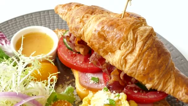 Croissants au jambon et fromage — Video