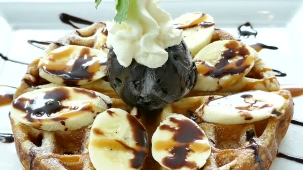 Delicioso Waffle Dulce Con Plátano Helado Chocolate — Vídeos de Stock