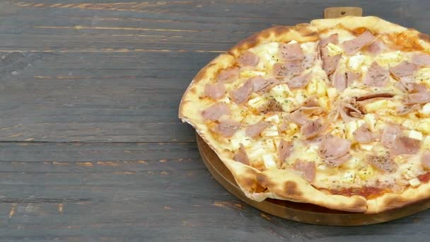 Νόστιμη Πίτσα Στο Ξύλινο Τραπέζι Ανθυγιεινές Πρόχειρο Φαγητό Έννοια — Αρχείο Βίντεο