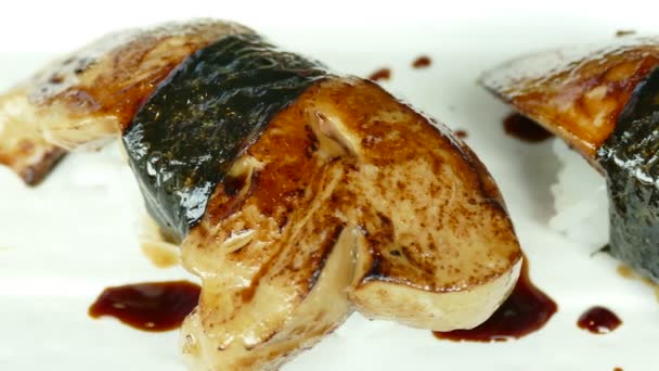 おいしい寿司のフォアグラ 伝統的な日本食 — ストック動画