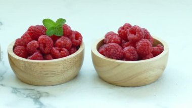 Küçük ahşap kase taze ahududu 