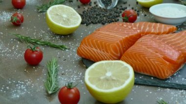 yemek pişirmek için malzemelerle taze Çiğ somon fileto