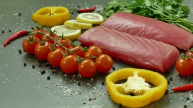 yemek pişirmek için malzemelerle çiğ ton balığı filetosu 