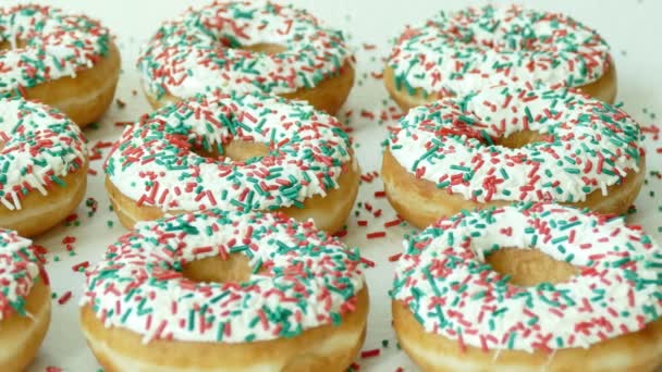 Zoete Zelfgemaakte Donuts Met Suiker Hagelslag Bovenkant — Stockvideo