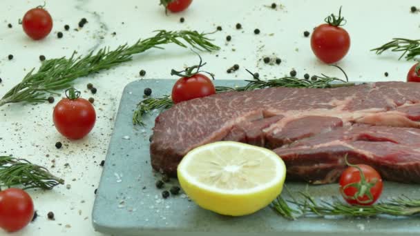 Bife Cru Fresco Com Especiarias Para Cozinhar — Vídeo de Stock